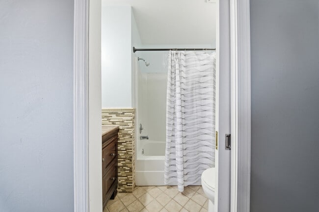 Building Photo - 824 W Ocean View Ave