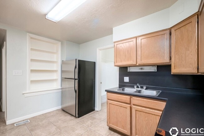 Building Photo - 559 E 800 S