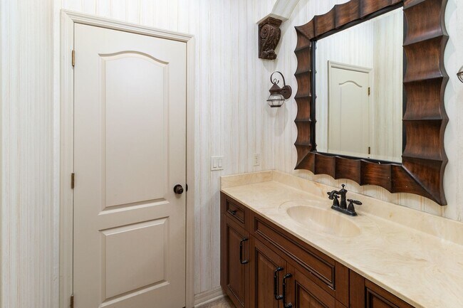 Building Photo - Executive Gainesville Rental: Custom 4 Sui...
