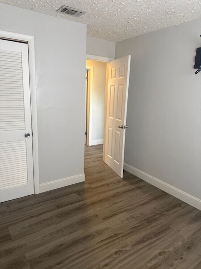 Building Photo - 527 A Ln