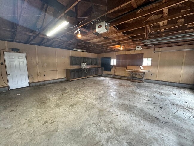 Building Photo - Inviting 3 Bedroom - 2 Bath Home with Lots...