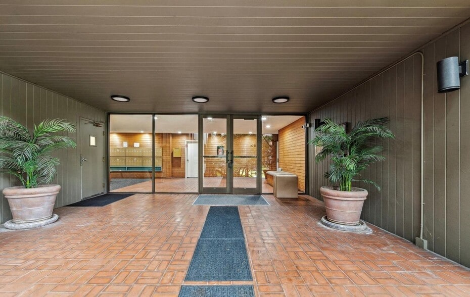 Entrance to lobby - 820 Sea Spray Ln