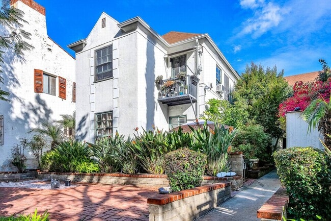 Building Photo - Excellent WeHo location!