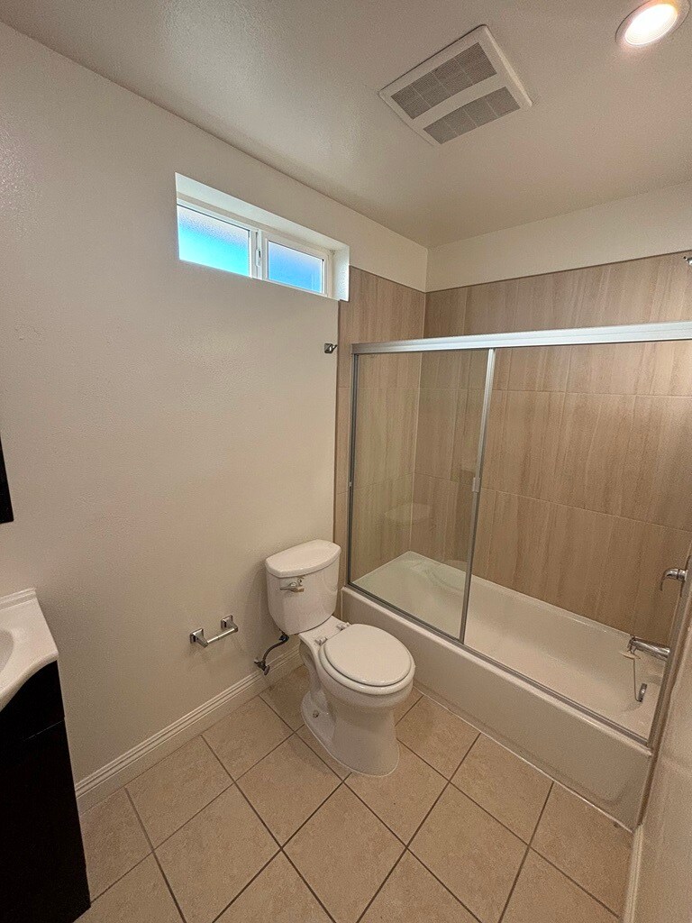 Building Photo - 1337 W 55th St