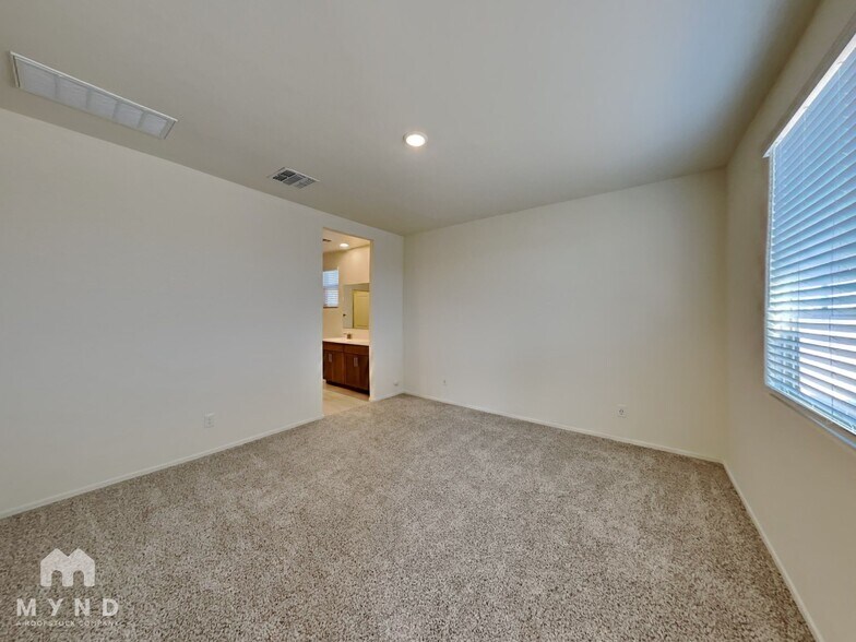 Building Photo - 11820 W Rancho Dr