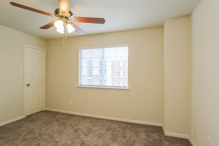 Building Photo - 519 Holly Crest Dr