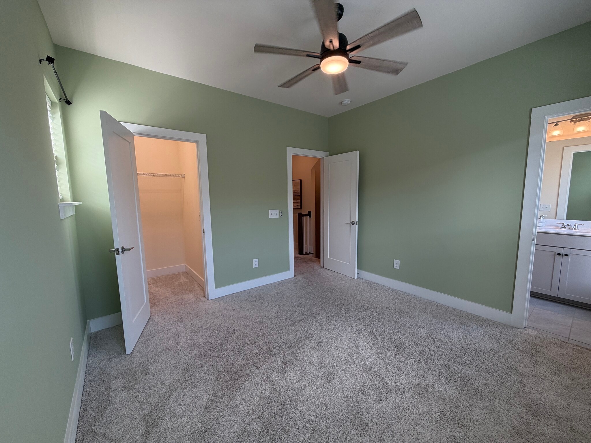 Building Photo - 16034 Roscoe Ln