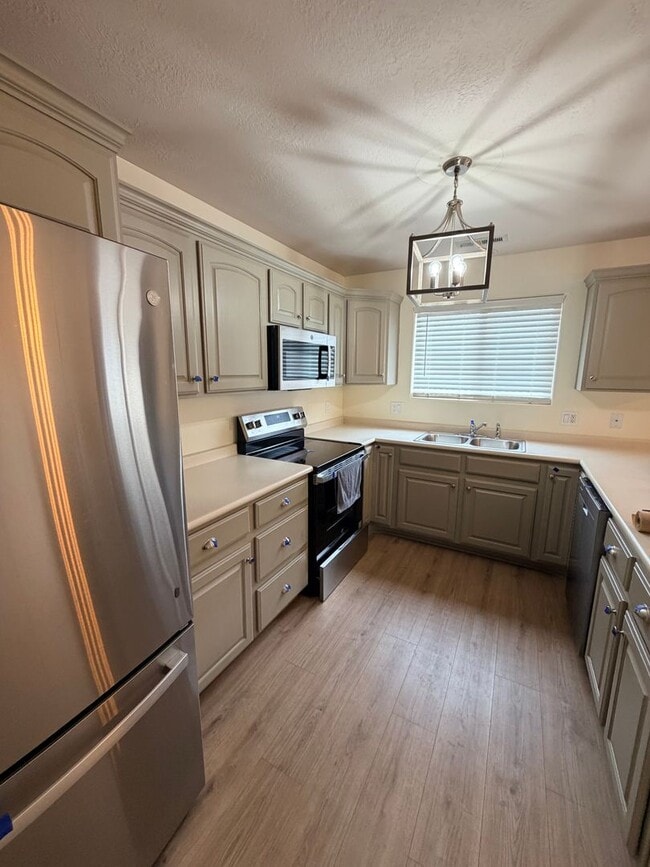 Building Photo - Great location 3 bed, 2.5 bath, 1 car garage townhome in the Dino Tracks area.