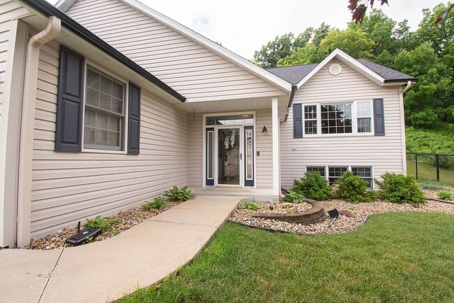 Building Photo - 2107 Ponderosa Dr SW
