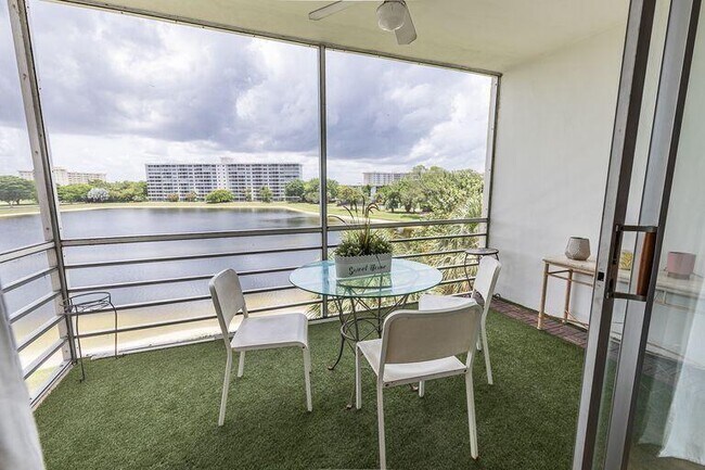 Building Photo - 2751 N Palm Aire Dr
