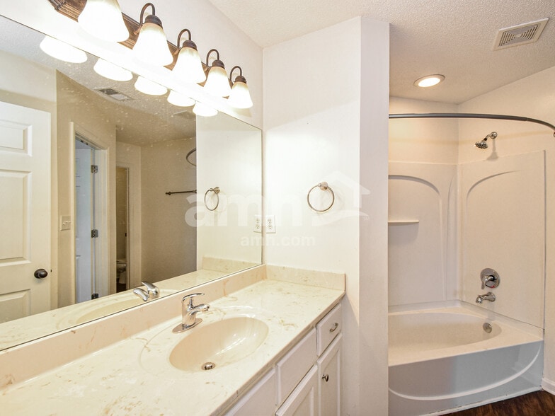 Building Photo - 4288 Genevieve Dr