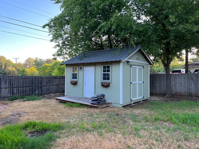 Building Photo - Single Family Home