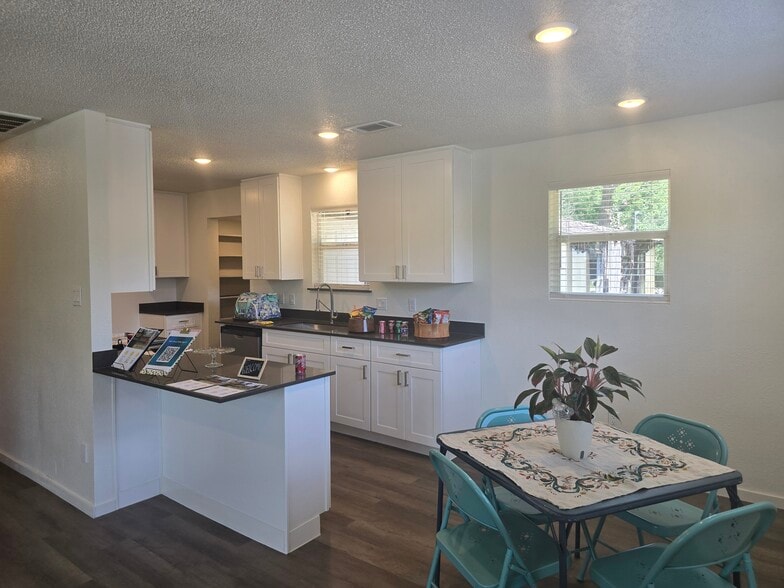 Kitchen and breakfast - 804 Avenue E