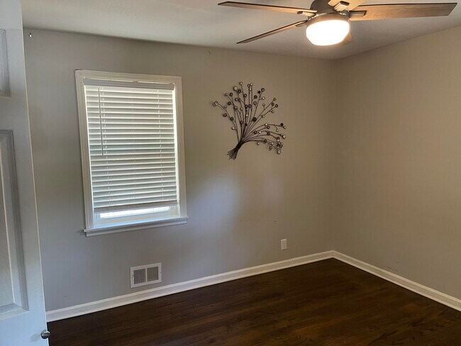 Building Photo - 2817 Meadowbrook Dr