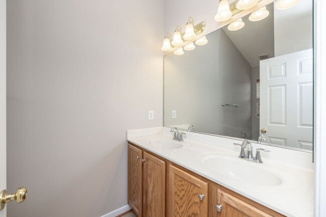 Building Photo - Well-maintained townhouse in Richmond