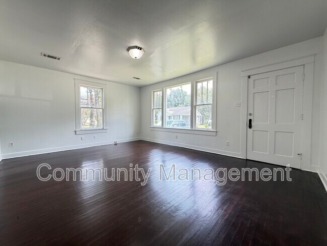 Building Photo - 162 Chatsworth St