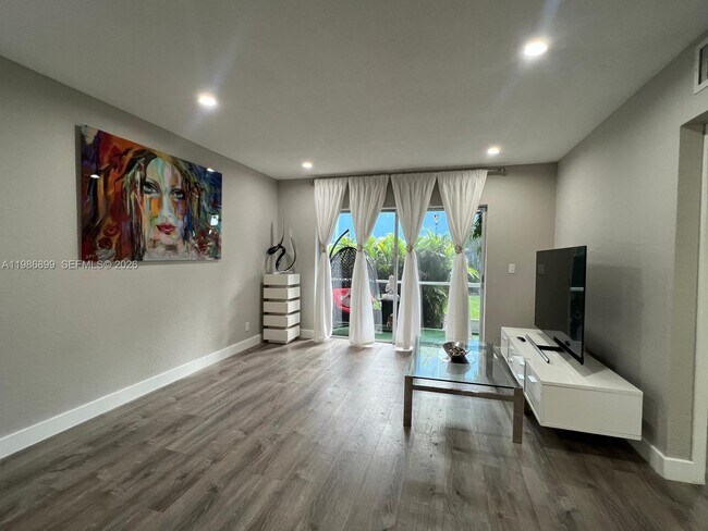 Building Photo - 1432 S Lakeside Dr