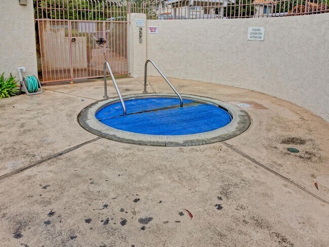 Building Photo - Sunny Top Floor 2 bedroom 2 bath Condo Wit...