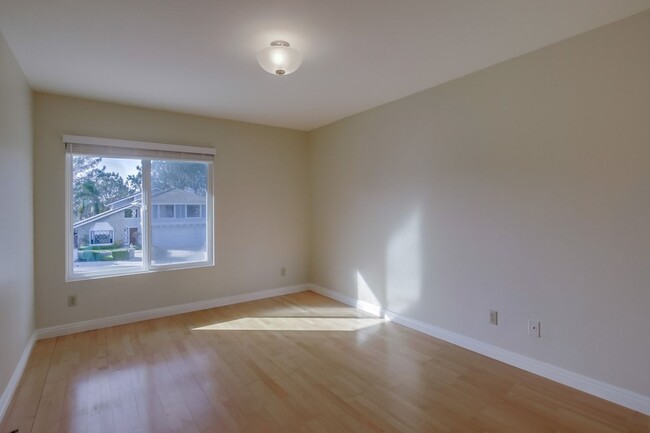 Building Photo - *$250 MOVE-IN DISCOUNT* Light and Bright B...