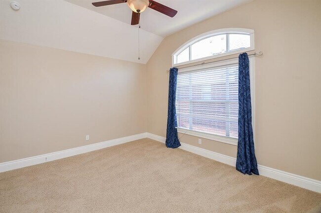 Building Photo - 5835 Stratford Gardens Dr