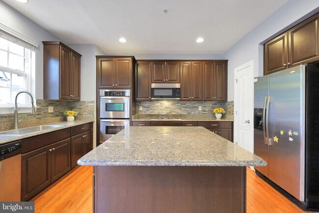 Building Photo - 9850 Solar Course