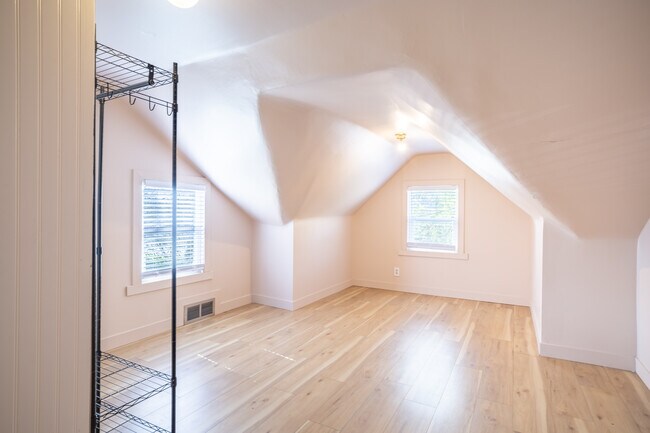 Building Photo - 714 Villa St