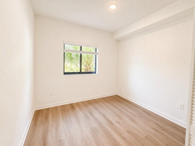 Building Photo - 4250 Lakewood Rd