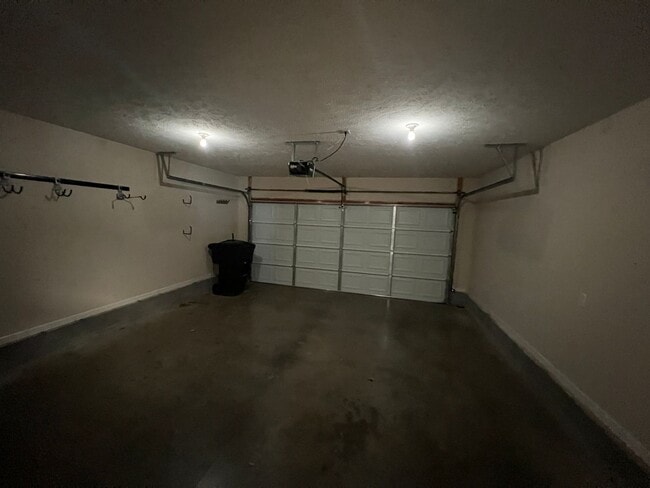 Building Photo - Cute 3 BR 2.5 BA Home Located in Culdesac in Evergreen Farms