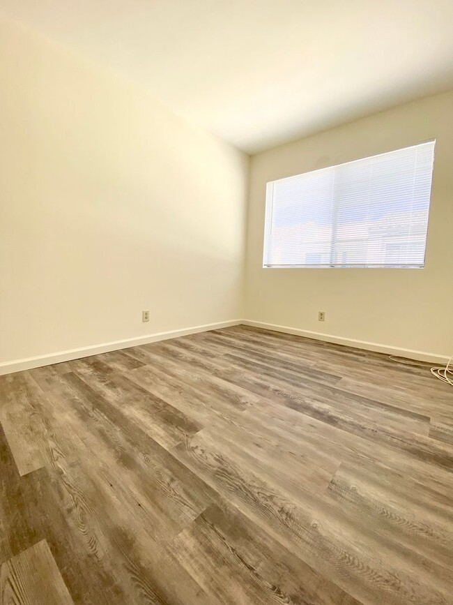 Building Photo - *Spacious updated townhouse in Monterey pa...