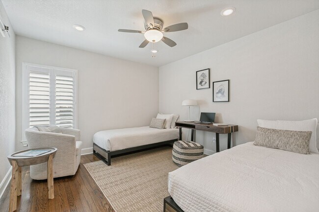 Building Photo - BEAUTIFUL FIRST FLOOR, 2-BEDROOM APARTMENT IN OLMOS PARK