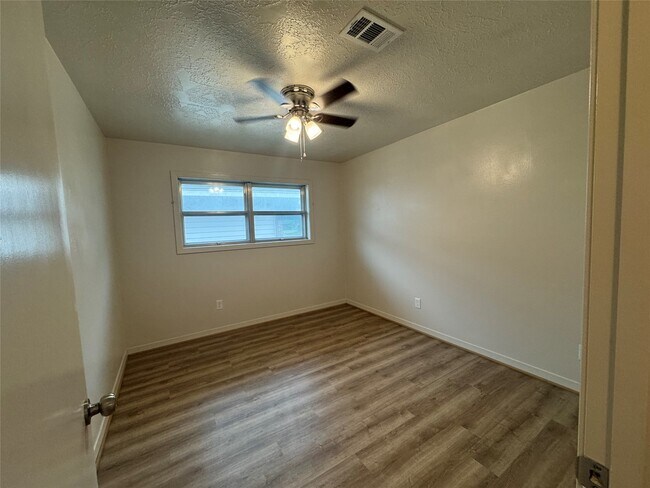 Building Photo - 2611 Prairie Ave