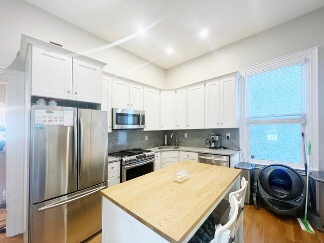 Building Photo - 61 Monmouth St