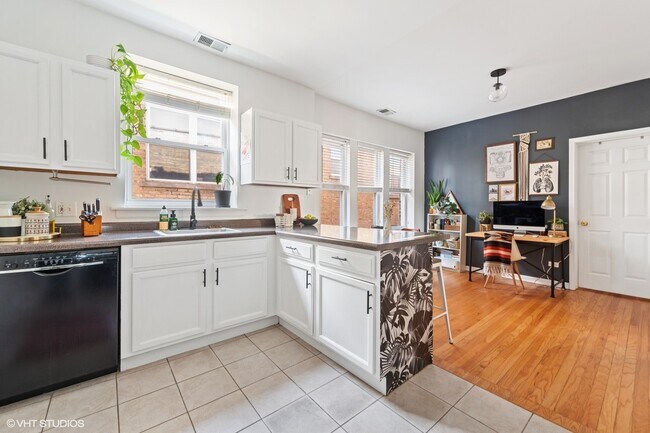 Building Photo - 3429 W Shakespeare Ave