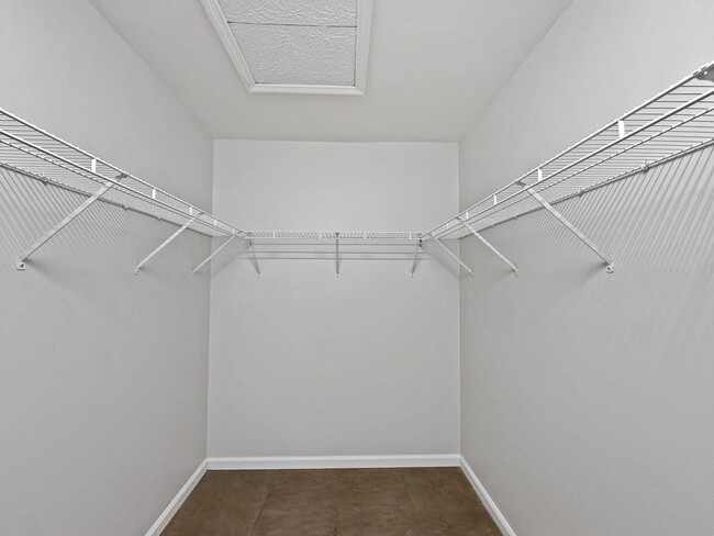 Building Photo - Fantastic 2BR / 2BA condo in prime West Kn...