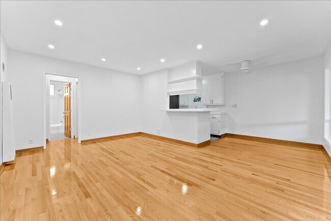 Primary Photo - 1739 Washington Way