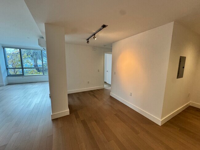 Building Photo - 8 Buchanan-301