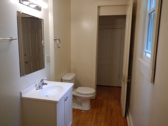 Building Photo - Newly Renovated 1st Floor Apartment with G...