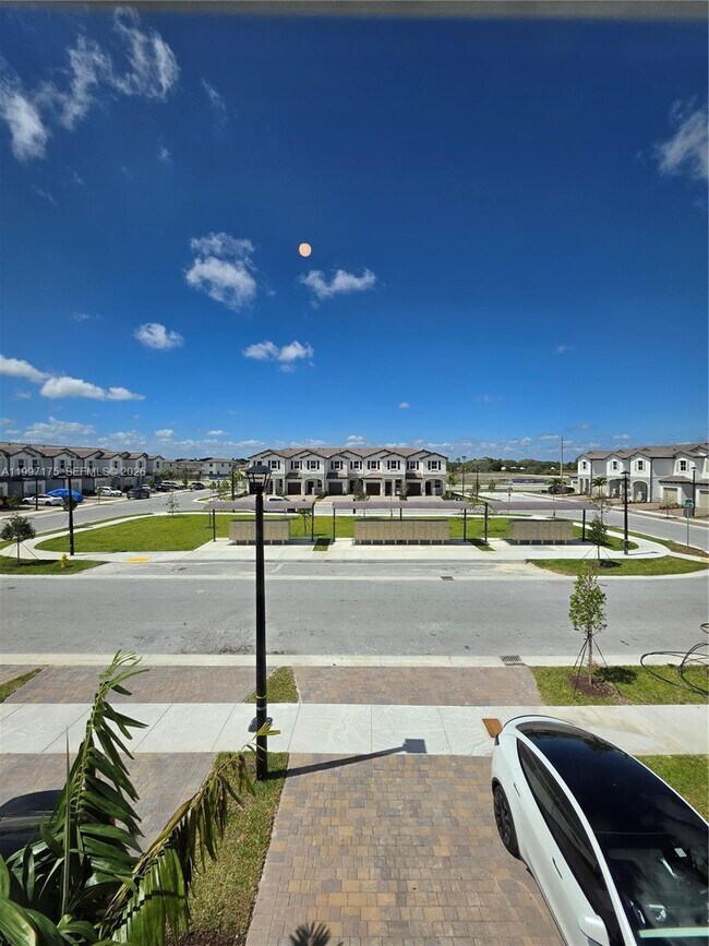 Building Photo - 2739 SE 25th Ave