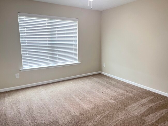 Building Photo - 212 Tulip Dr