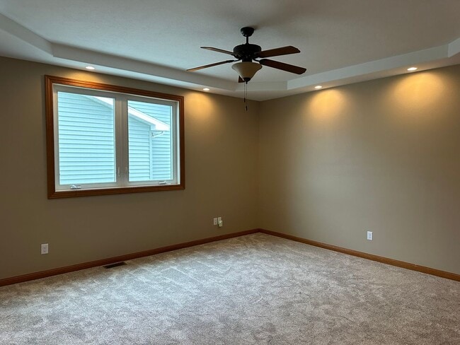 Building Photo - 4 Bedroom Townhome