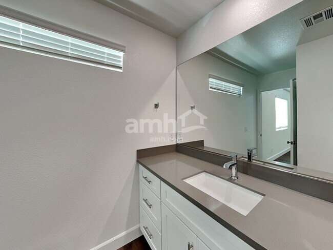 Building Photo - 831 Longwood Gdns St