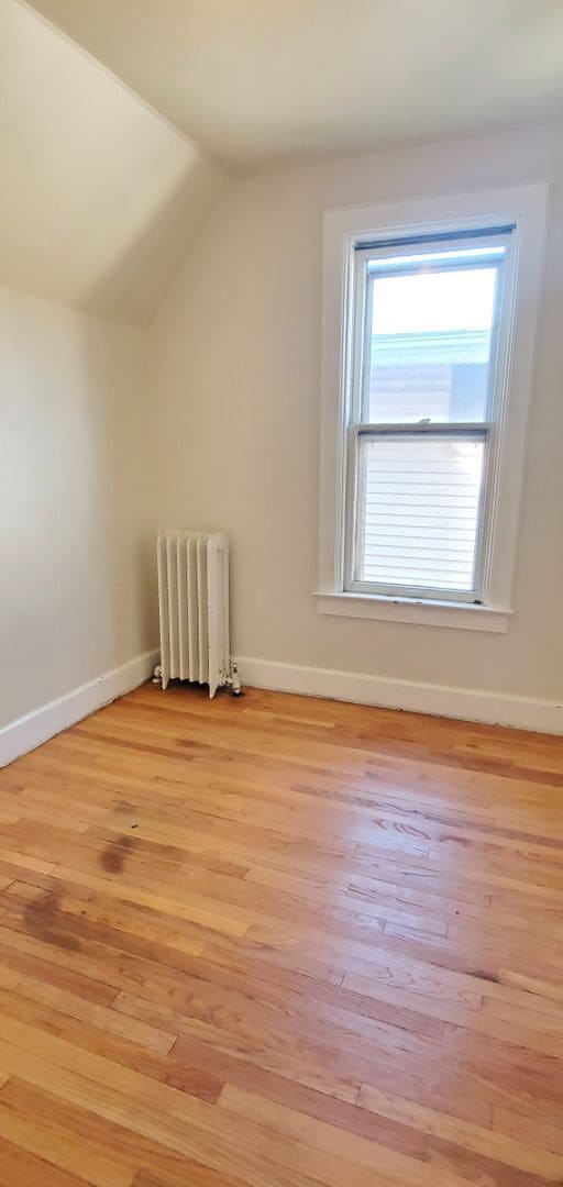 Building Photo - Lower 1 Bedroom Apartment