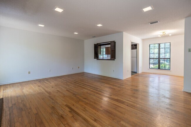 Building Photo - 3-Bedroom, 2-Bath with Den in Spanish Fort Estates