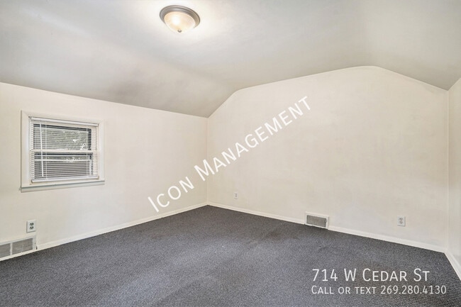 Building Photo - 714 W Cedar St