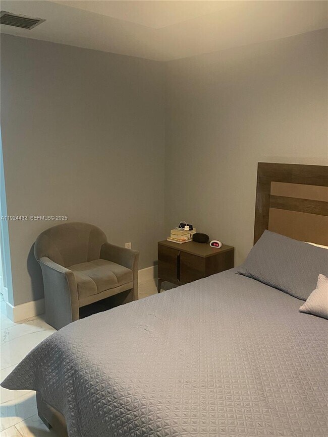 Building Photo - 14046 S Cypress Cove Cir