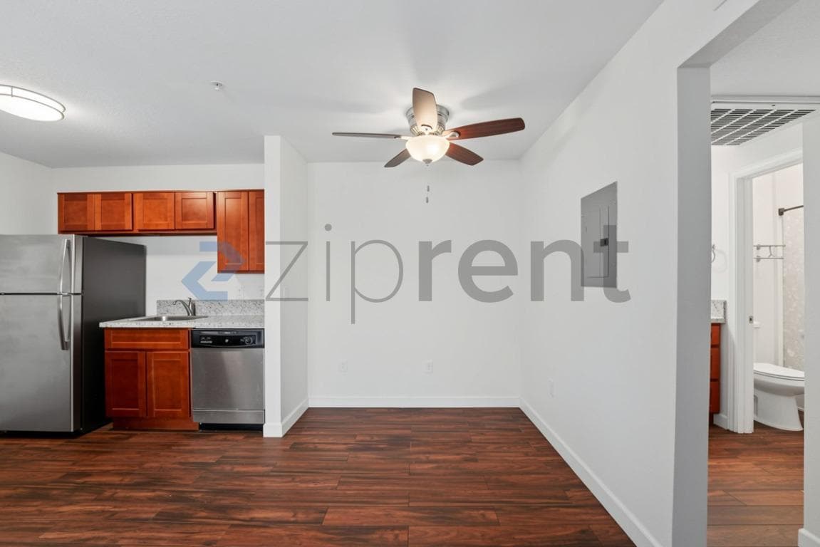 Building Photo - Unit B206