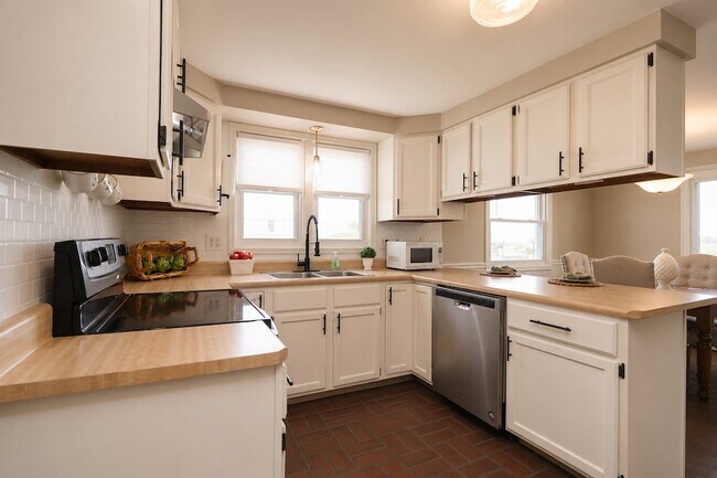 Building Photo - 2757 School Dr