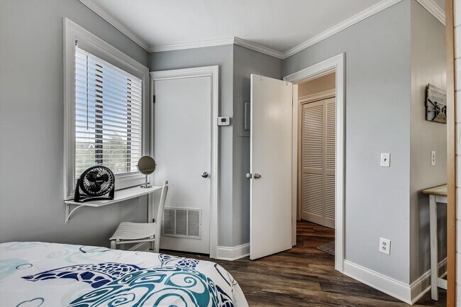 Building Photo - 4114 Holiday Dr