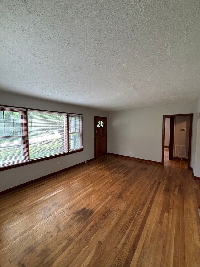 Building Photo - Newly Renovated and Accepting Section 8!!!