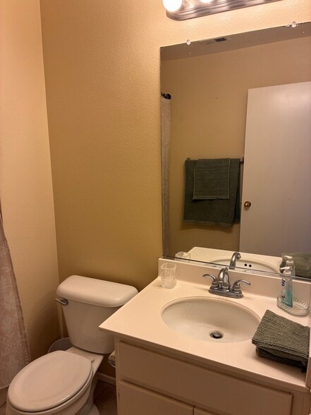 Building Photo - 42135 Chestnut Dr